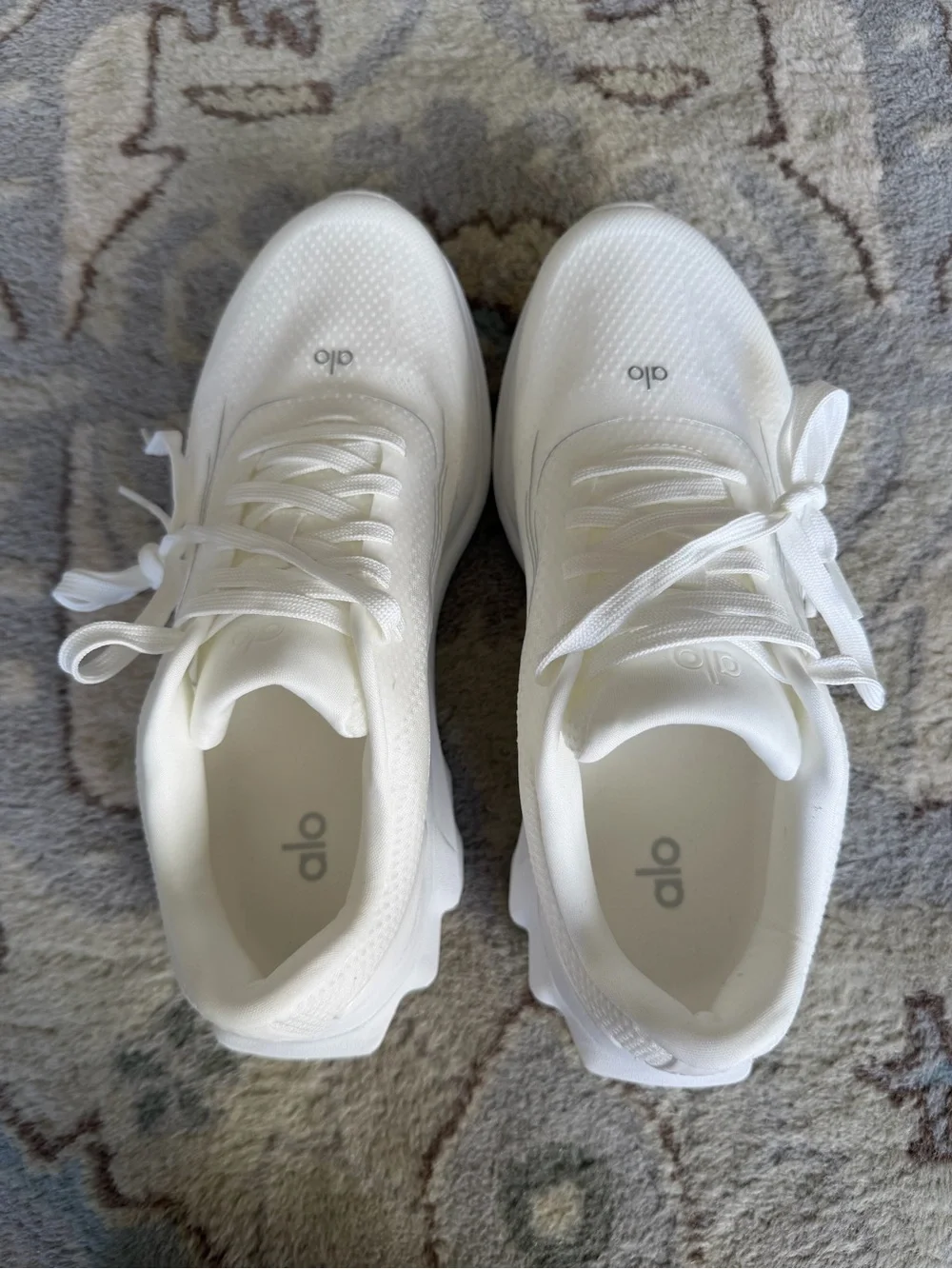 ALO Yoga Runner Sneakers White/White Women’s 9 Men’s 7.5